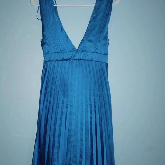 NWOT Sincerely Jules Pleated Blue Silky Satin Backless Deep V Neck Mini Dress S - Picture 2 of 13